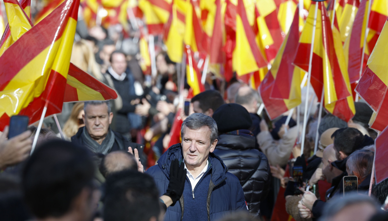 El presidente de la Xunta de Galicia, Alfonso Rueda, a su llegada a la concentración contra el Gobierno de Pedro Sánchez, por los casos de corrupción que protagonizan José Luis Ábalos, Koldo García y Santos Cerdán