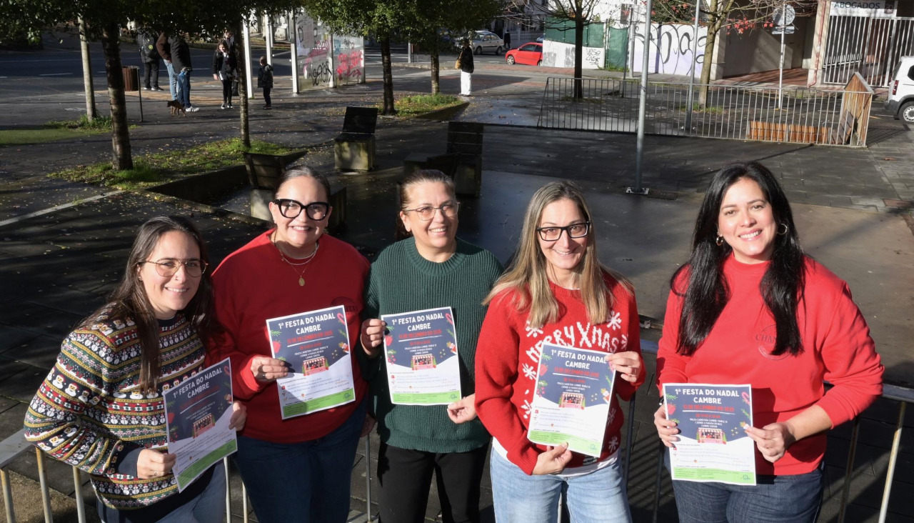 Impulsoras del evento posan con el cartel