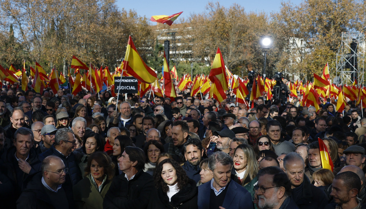 El portavoz del PP en el Congreso Miguel Tellado, Ana Botella, el expresidente José María Aznar, la presidenta de la Comunidad de Madrid, Isabel Diaz Ayuso; el líder del PP, Alberto Núñez-Feijóo, y el expresidente Rajoy asisten a la concentración del PP