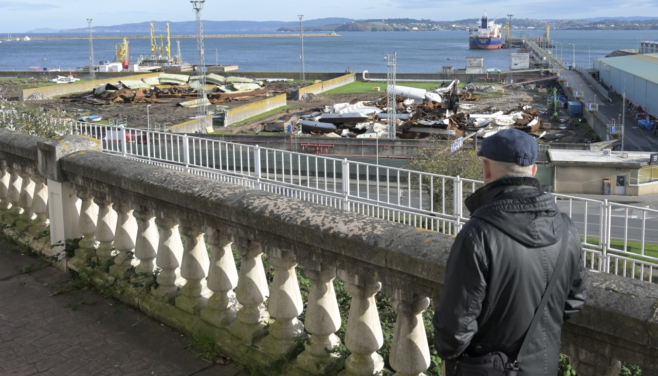 Escombros de los tres tanques de crudo de Repsol en el muelle petrolero de A Coruña