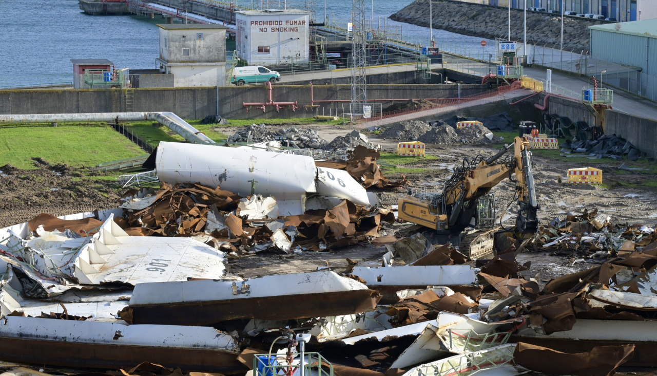Escombros de los tanques de Repsol en el muelle petrolero de A Coruña
