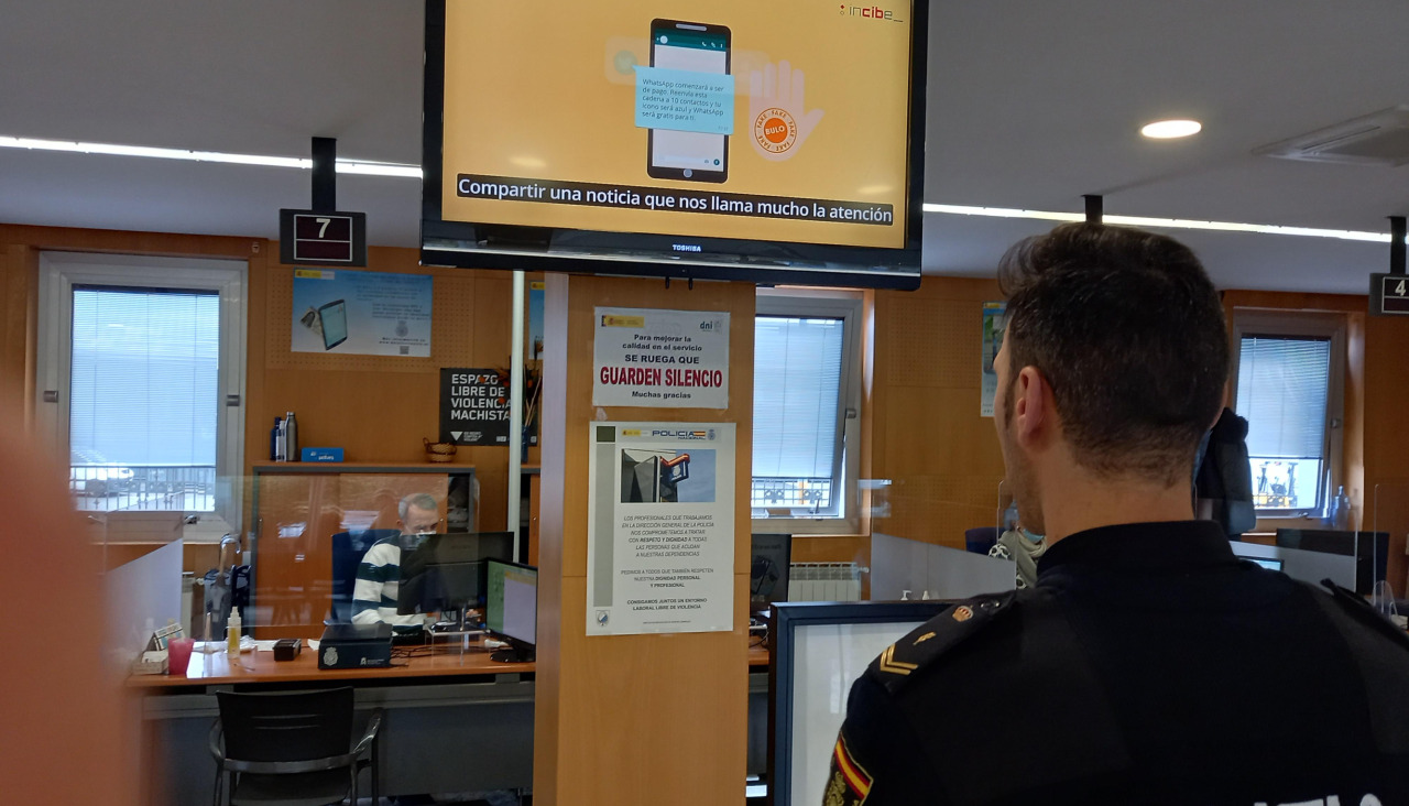 Un agente del 091 observa un anuncio para prevenir la cibercriminalidad