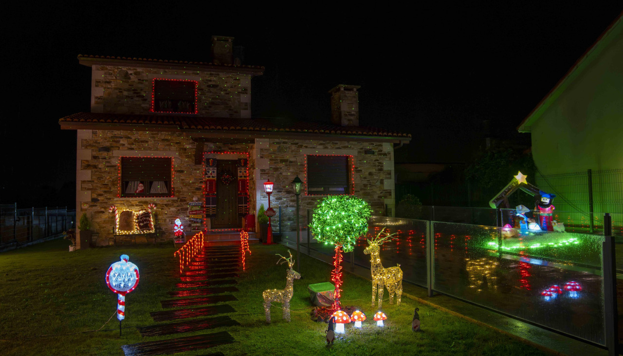 Luces en una casa en Gosende, Carral