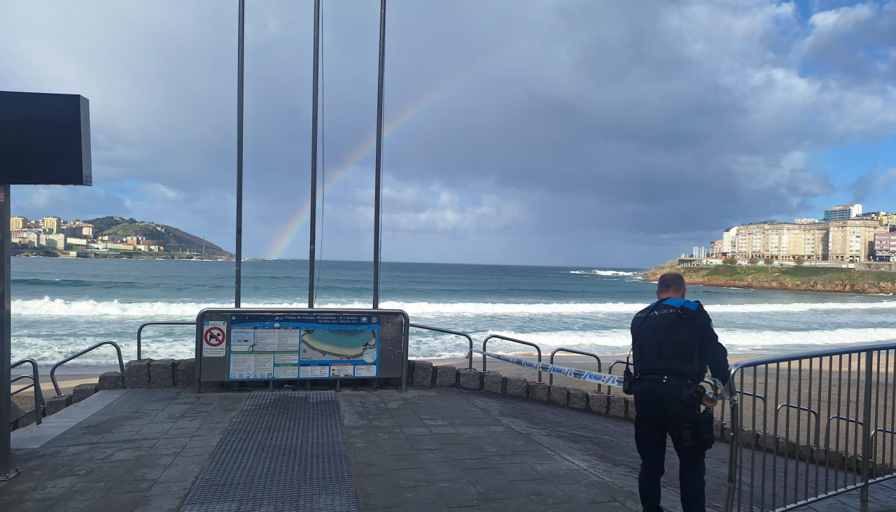 La Policía Local cierra el acceso a las playas de A Coruña
