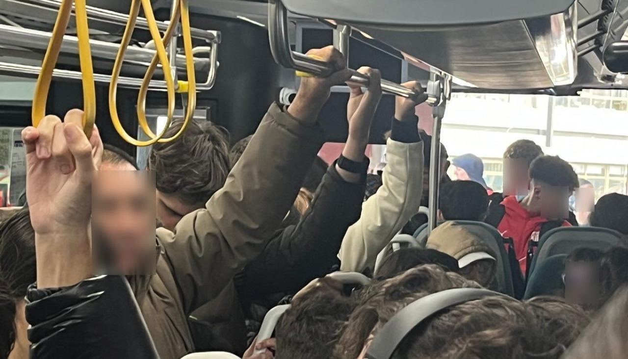 Autobús interurbano lleno a su paso por Oleiros