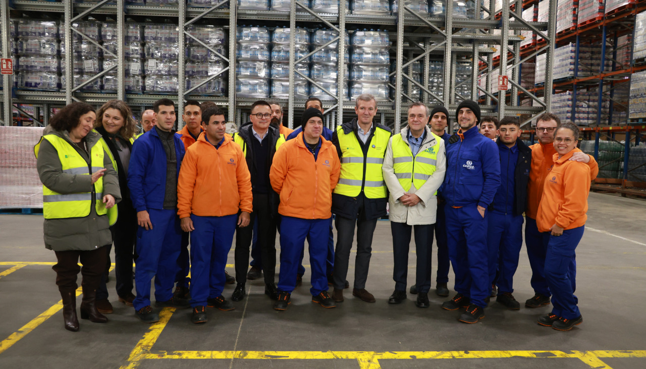 Empleados de Gadisa que forman parte del programa Retorna Cualifica Emprego posan con Alfonso Rueda y Roberto Tojeiro