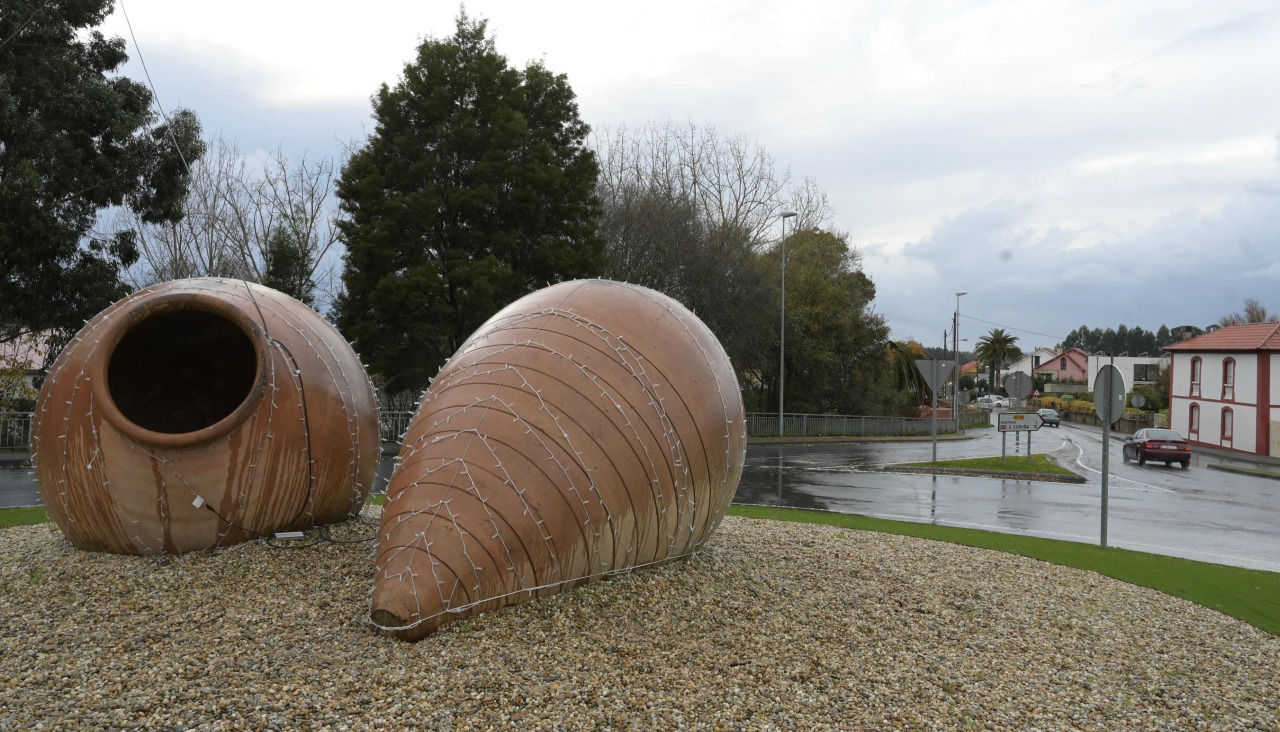 Una de las rotondas que está engalanada es la que rinde homenaje a Oleiros en la avenida de Francisca Herrera