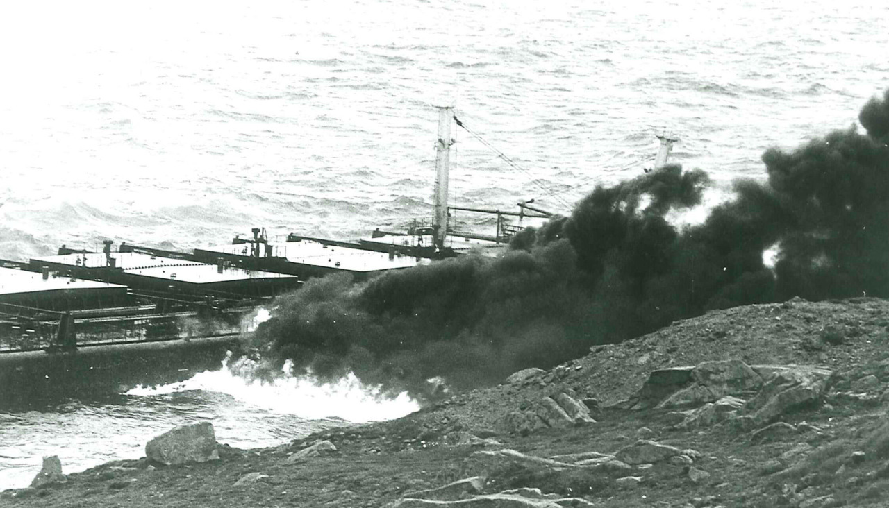 Imagen del 'Mar Egeo' embarrancado en las rocas de la Torre de Hércules