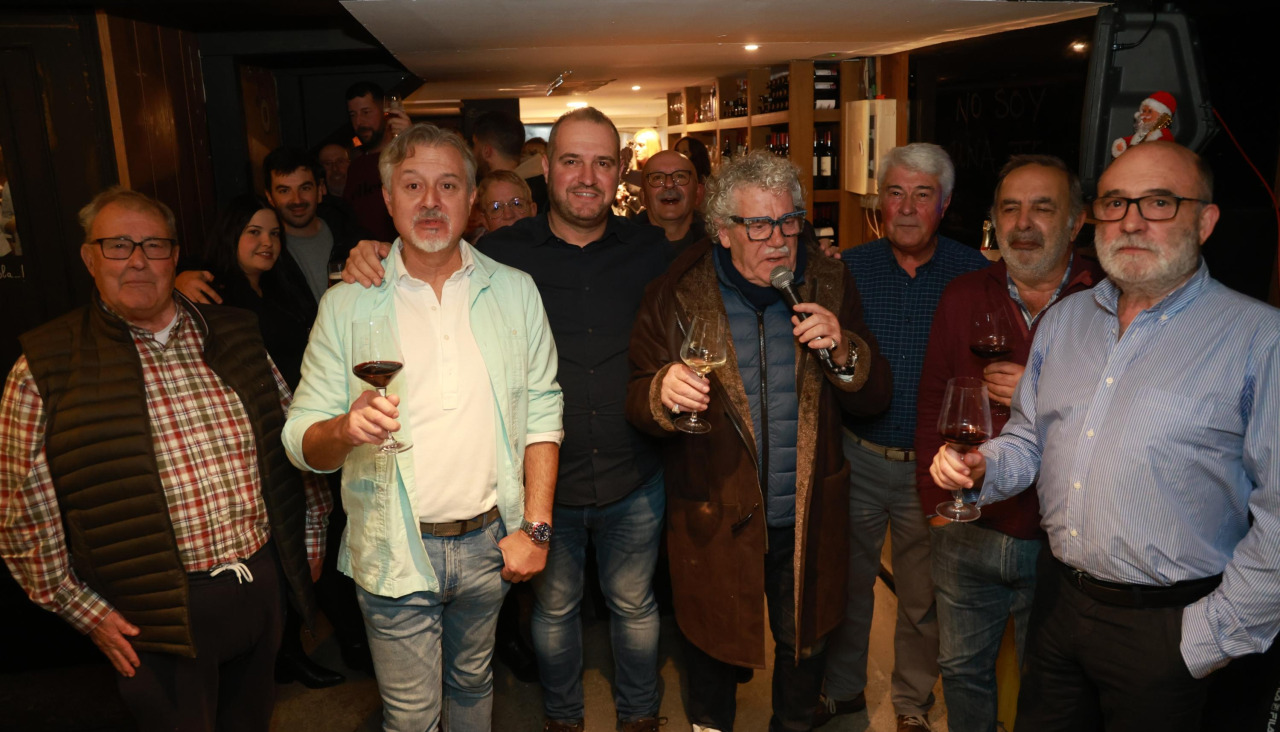 Los fieles de Os Belés realizaron los coros a los músicos