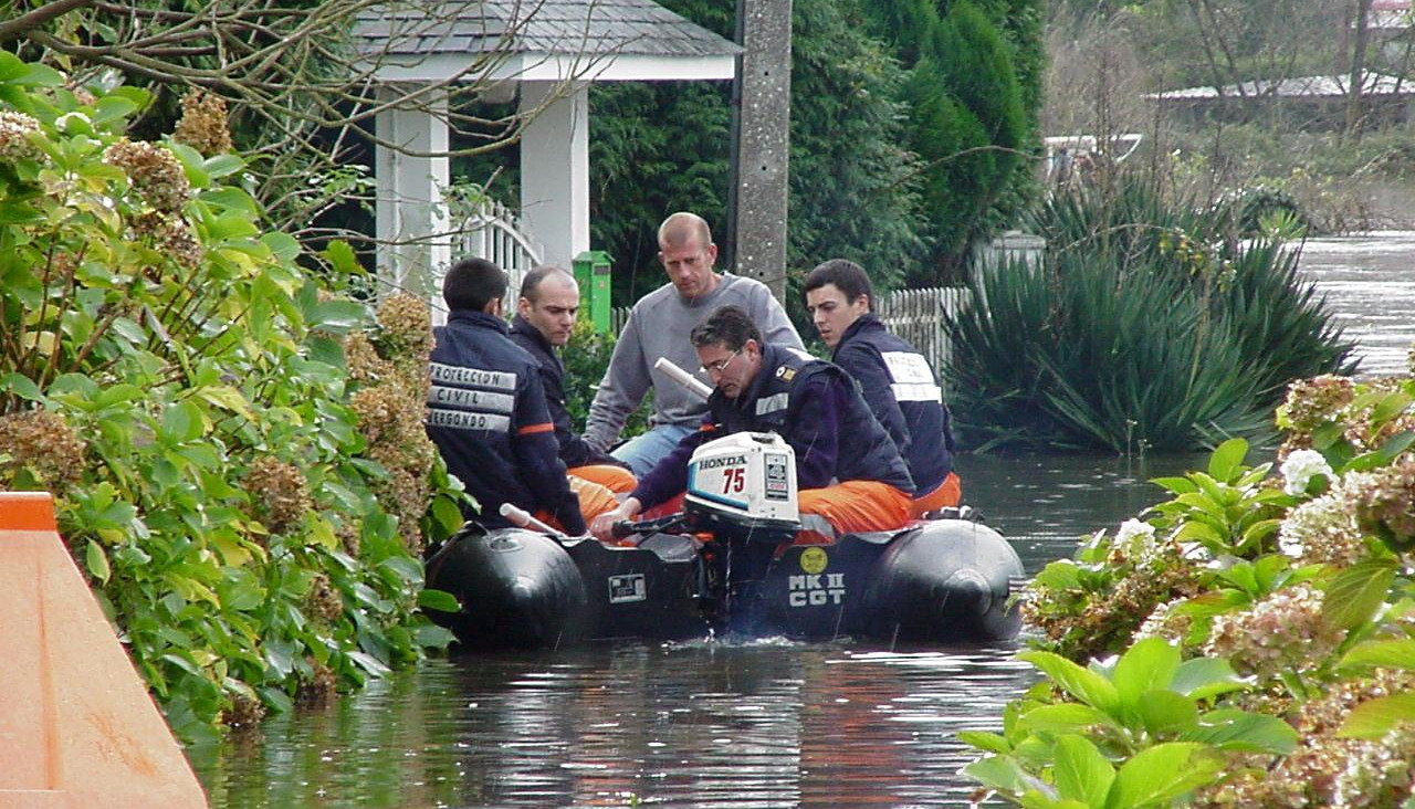 Una lancha, en pleno servicio durante las inundaciones de hace 25 años