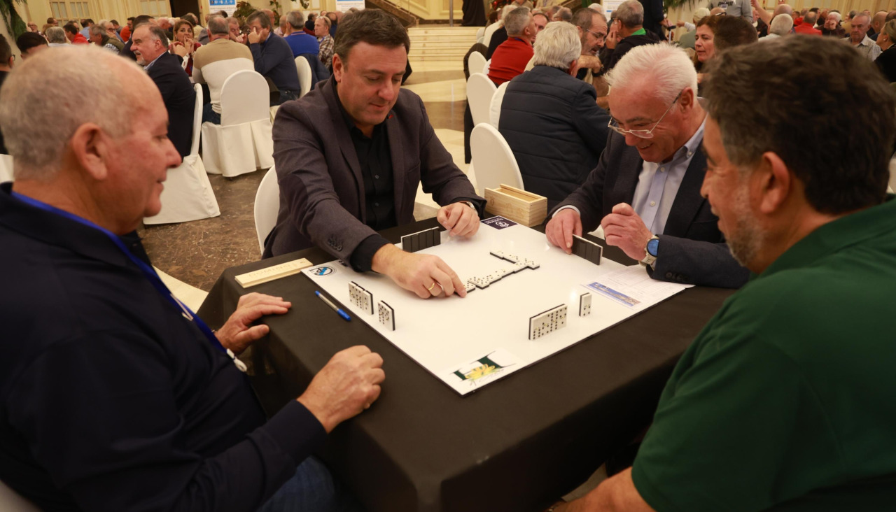 El presidente de la Diputación, Valentín González Formoso, jugando al dominó en el hotel Finisterre