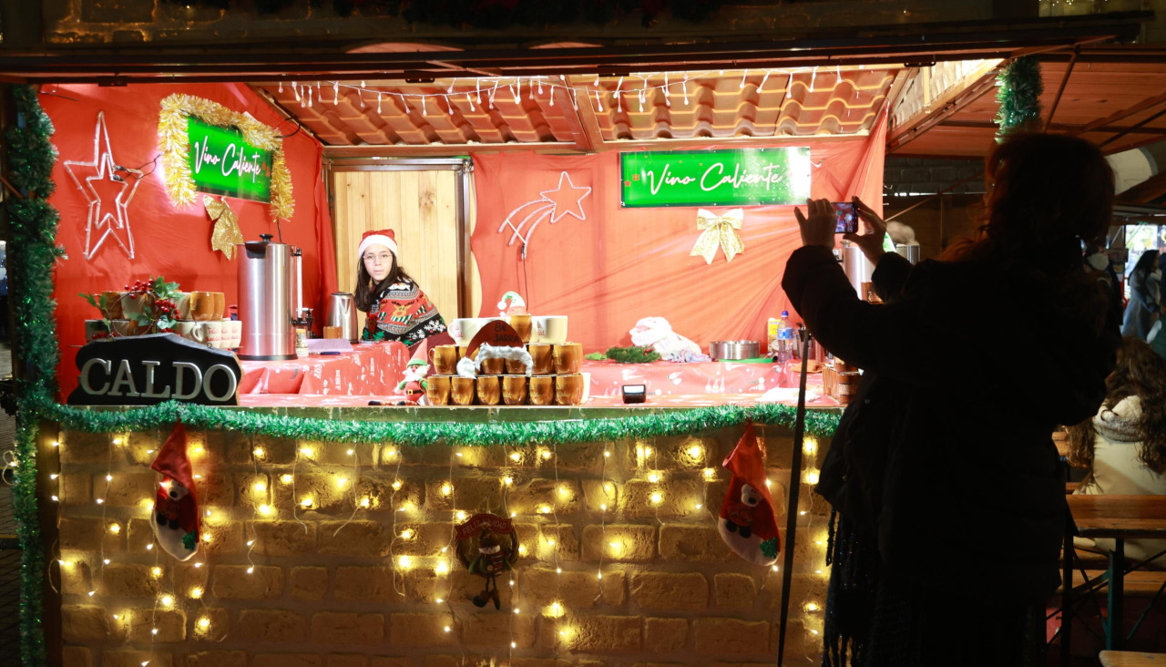 Uno de los puestos del mercadillo de María Pita, fotografiado  por una visitante en la plaza