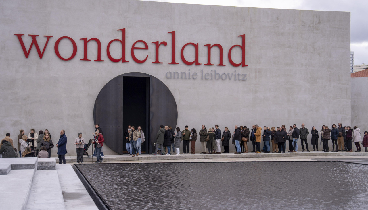 Decenas de personas esperaban ayer para acceder a la muestra de Annie Leibovitz