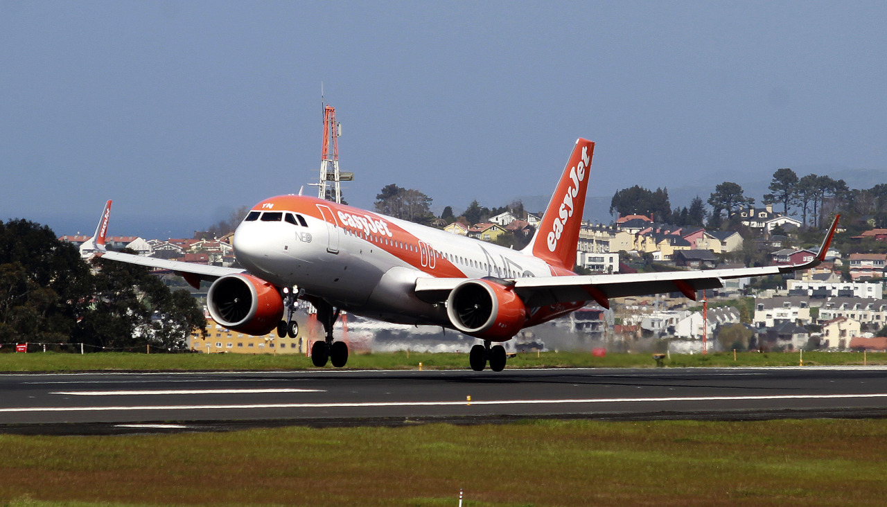 Un avión de Easyjet en la pista de Alvedro