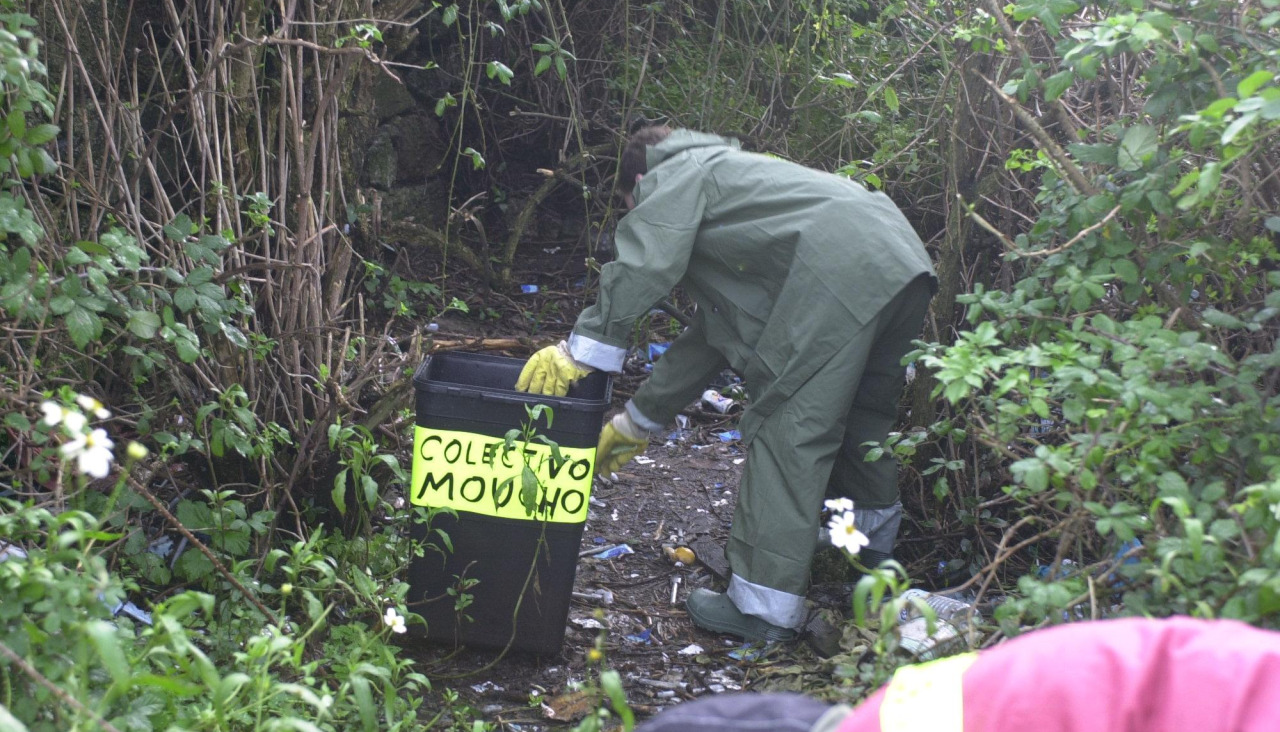 Recogida de jeringuillas por integrantes del Colectivo Moucho, hace 25 años