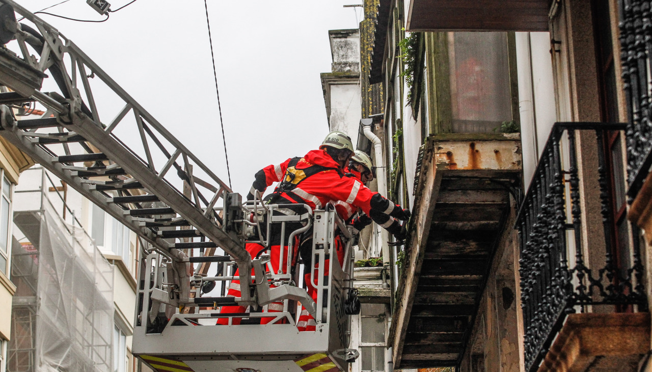 Bomberos trabajando en la calle Cordelería