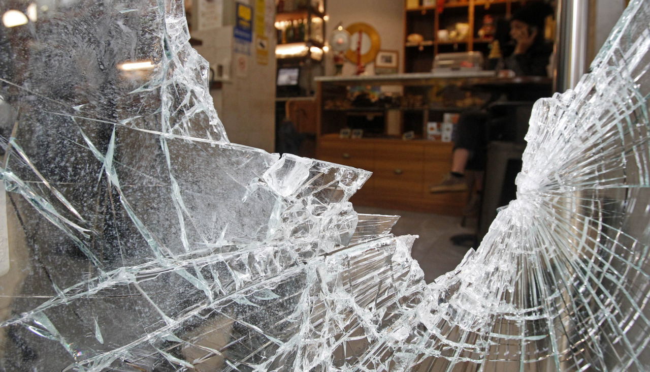 Cristal roto en el Bar 23 de Ángel Senra