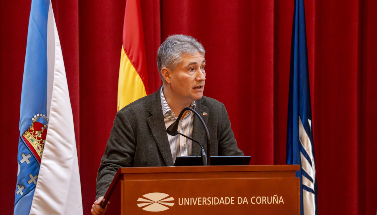 El rector de la UDC, Ricardo Cao, esta mañana, interviene en la reunión del Claustro
