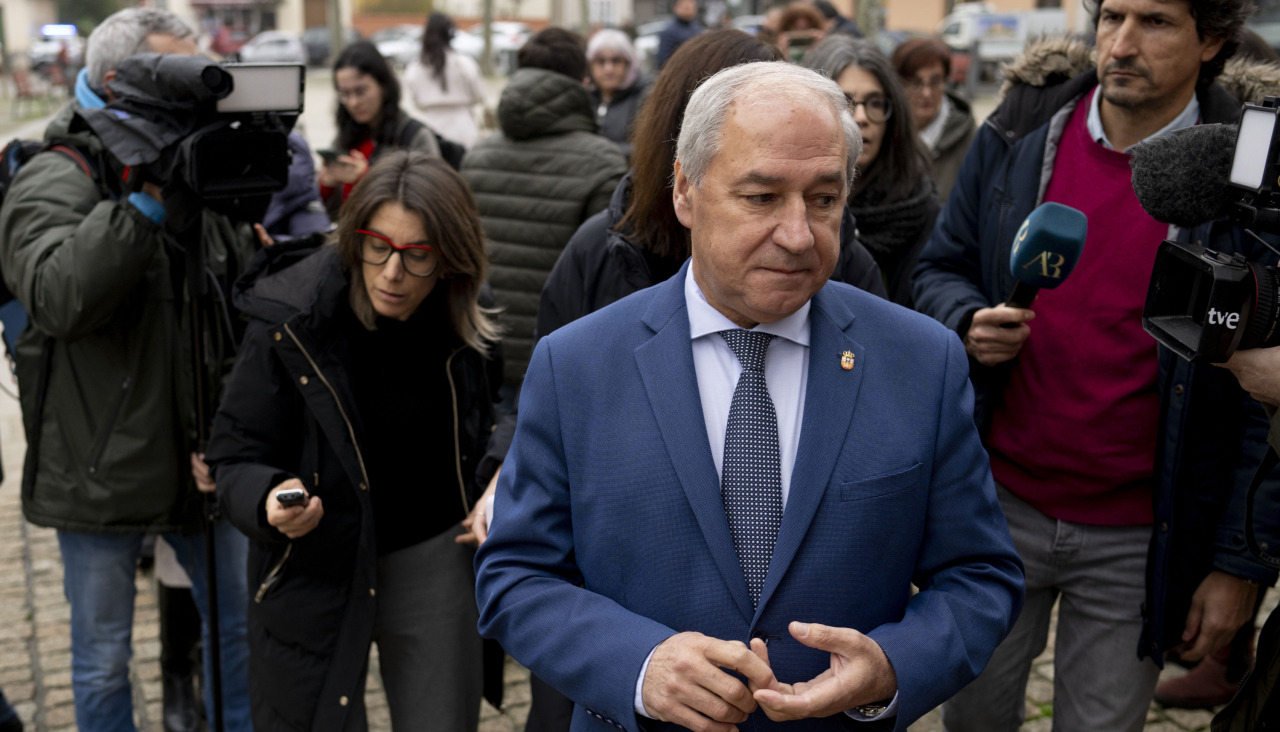 El presidente de la Diputación de Lugo, secretario general del PSdeG en esa provincia y alcalde de Monforte, José Tomé, se dirige a medios de comunicación