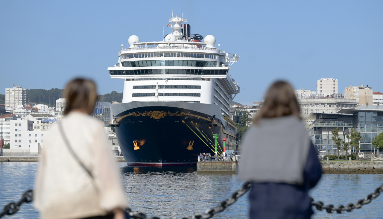 Un trasatlántico, en aguas del puerto de A Coruña