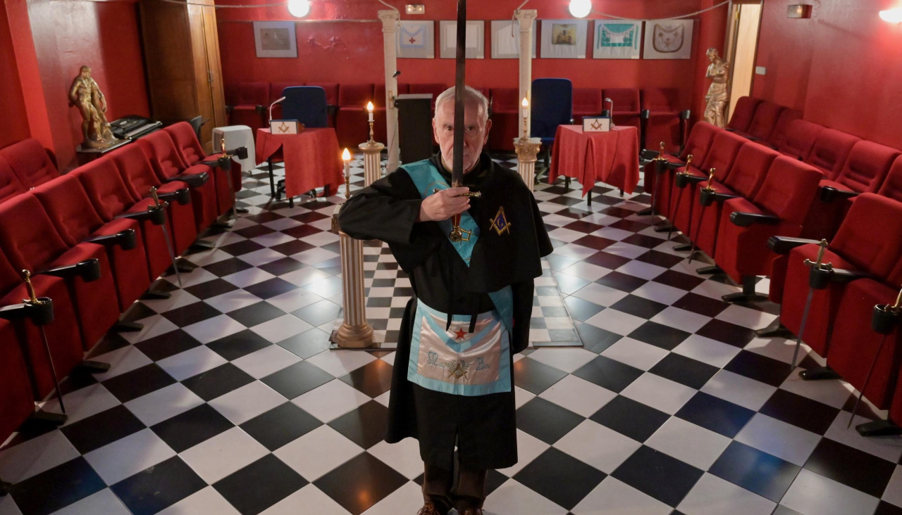 El orador de la logia coruñesa Ara Solis, ayer, en el interior del templo masónico