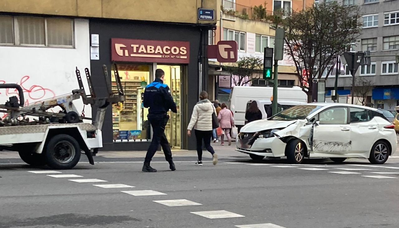 La Policía Local acudió al lugar del accidente en la avenida Finisterre