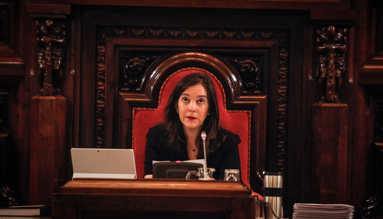 La alcaldesa, Inés Rey, en el pleno