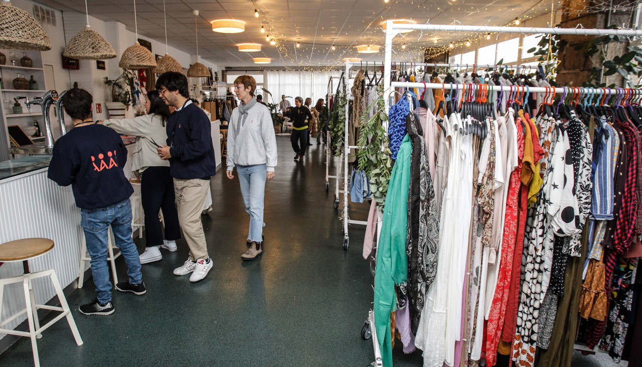 Varias personas pasean por el mercadillo de la fundación