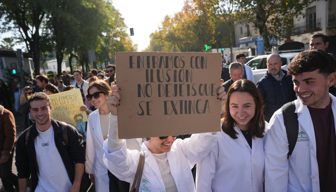 Facultativos protestan en la manifestación convocada por el Sindicato Médico de Sevilla, este jueves, en la ciudad andaluza