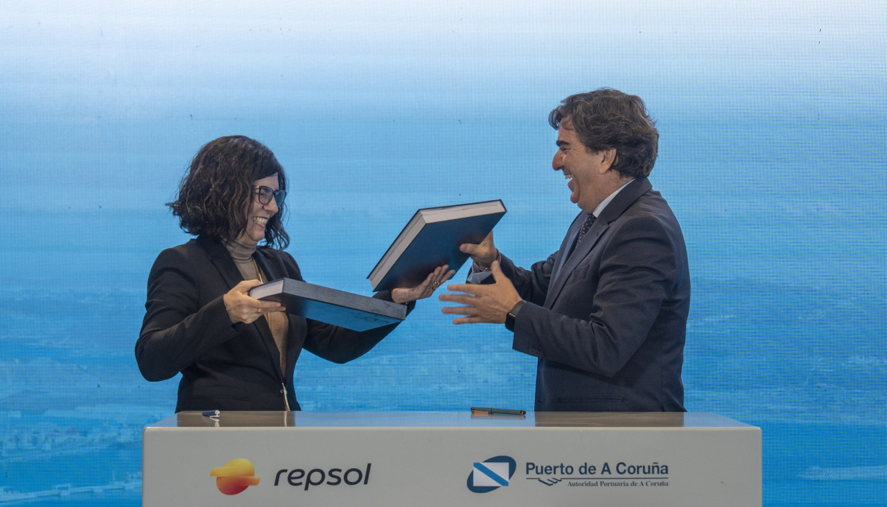 Momento de la firma del traslado definitivo de Repsol al Puerto Exterior de punta Langosteira