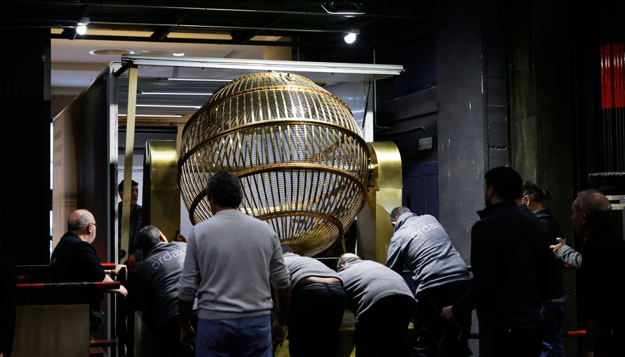 Momento en el que los bombos de la Lotería de Navidad llegan al Teatro Real