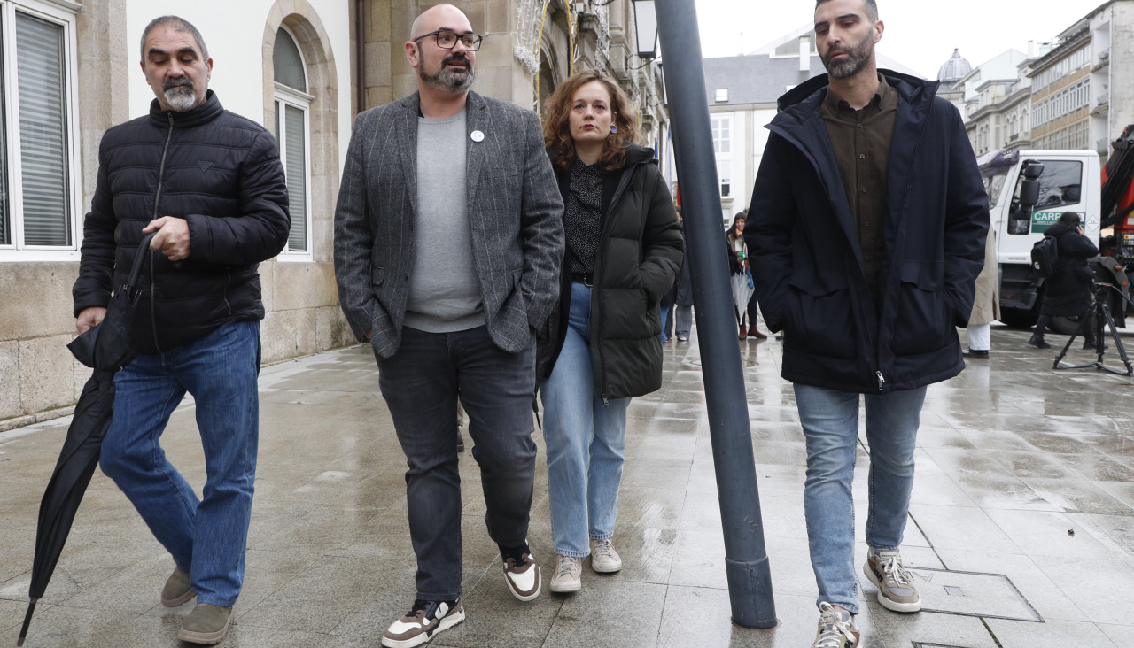 Los miembros del grupo provincial del BNG, Efren Castro (2i), Iria Castro (2d) y Daniel García (d) no han asistido este viernes a la reunión semanal de la Junta de Gobierno de la Diputación de Lugo, presidida aún por José Tomé, acusado de acoso sexual