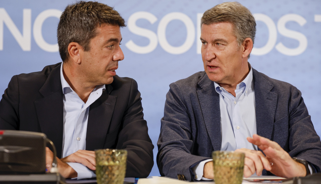 Feijóo, a la derecha, junto a Mazón