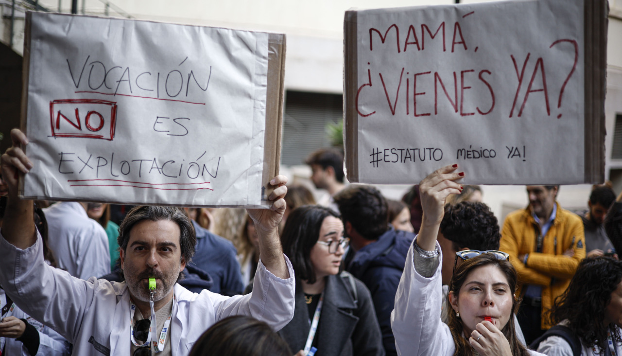 Varios sanitarios en una protesta contra el Estatuto Marco