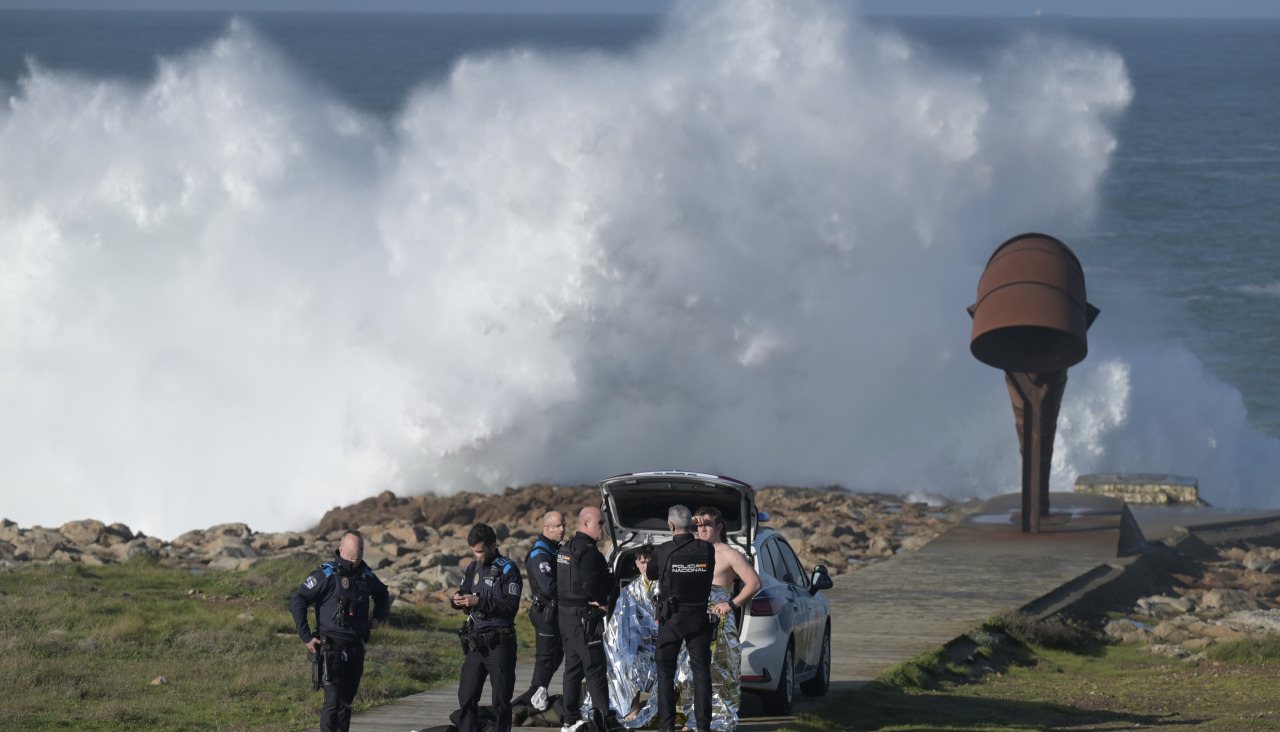 Rescatados tras ser arrastrados por una ola a la altura de la Caracola de A Coruña