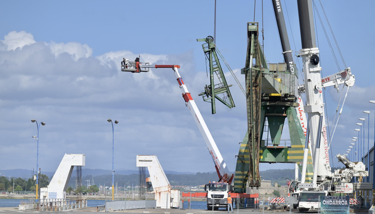 Desmontaje de una grúa en Calvo Sotelo en 2023