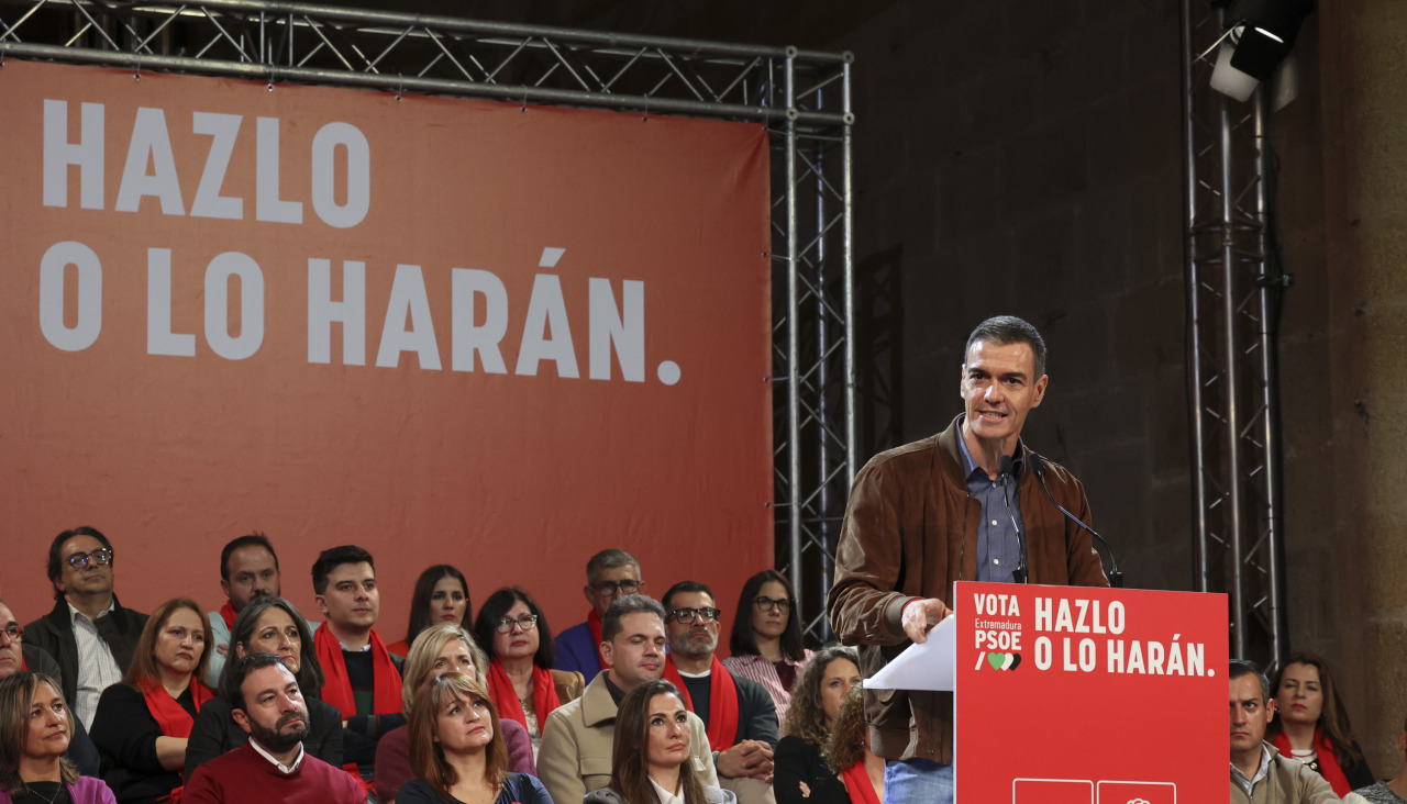 El presidente del Gobierno, Pedro Sánchez, durante su intervención ayer en un mitin en Cáceres J