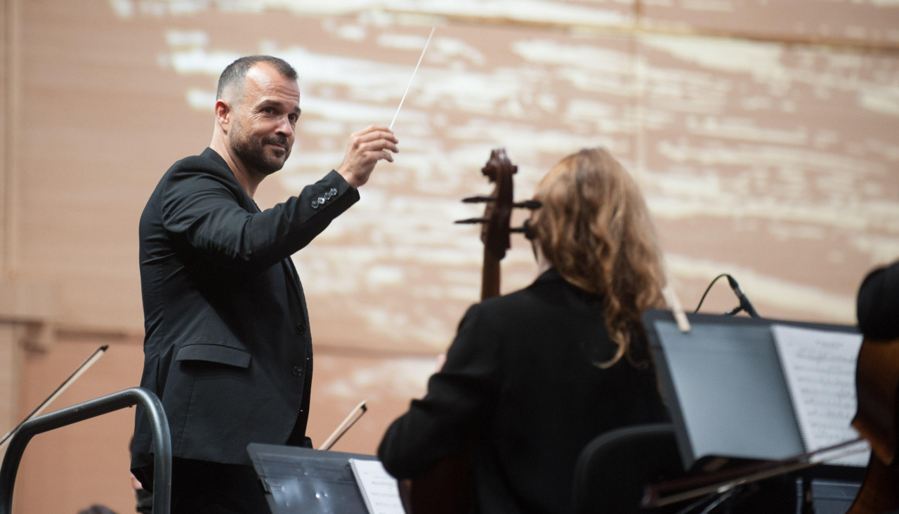 Fernando Briones, dirigiendo un concierto de la Gaos