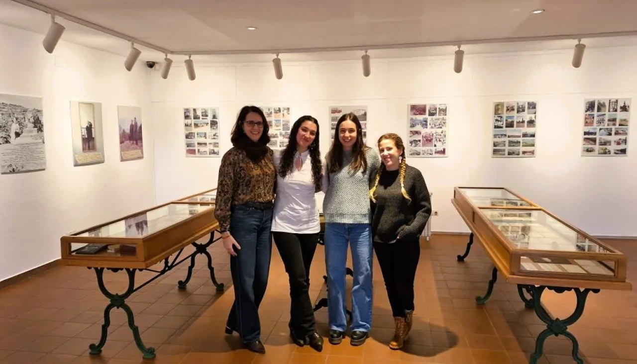 Las comisarias de la muestra, alumnas de Mestrado en Estudos Avanzados de Bibliotecas, Arquivos e Museos de la UDC