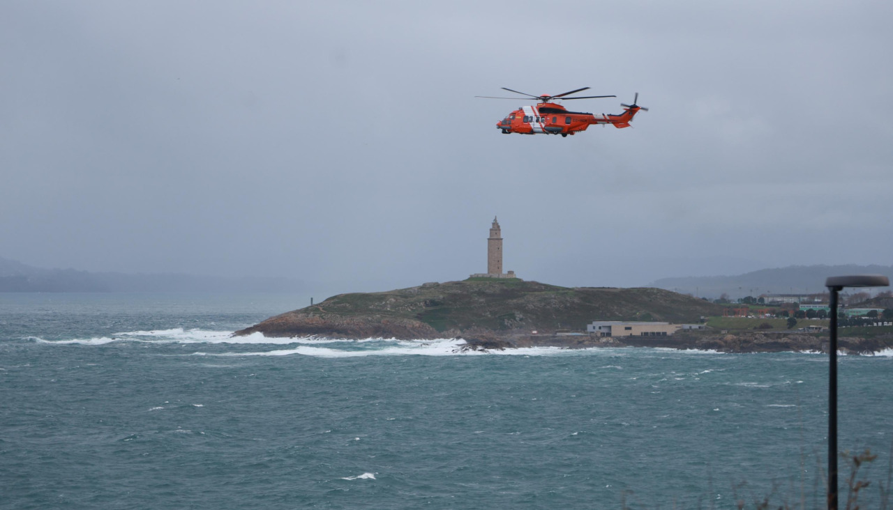 Búsqueda de un pescador desaparecido en A Coruña. Salvamento, Bomberos, Helimer