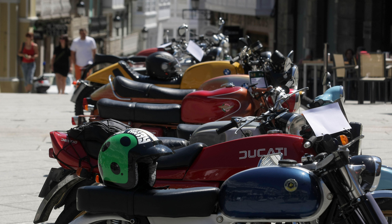 Concentración de motos en la plaza de la Constitución de Betanzos