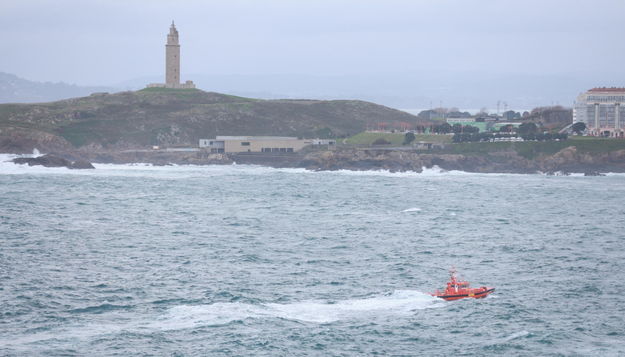 Una lancha de salvamento Marítimo atraviesa la bahía del Orzán