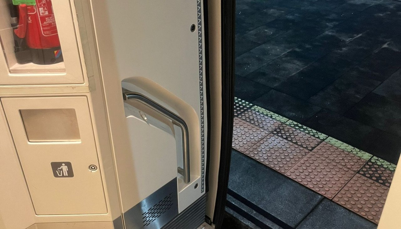 Puerta estropeada en el trayecto A Coruña y Vigo