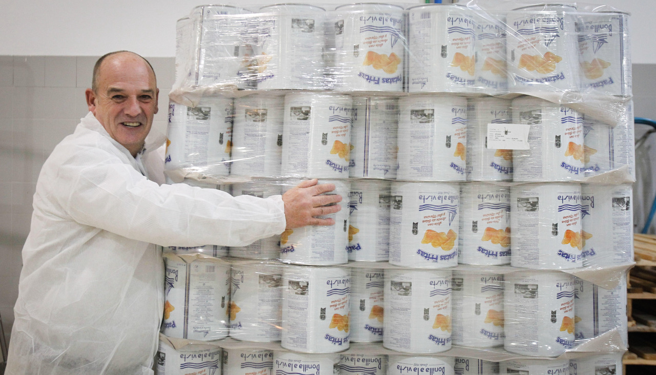 Fernando Bonilla, en la fábrica del polígono de Sabón (Arteixo)