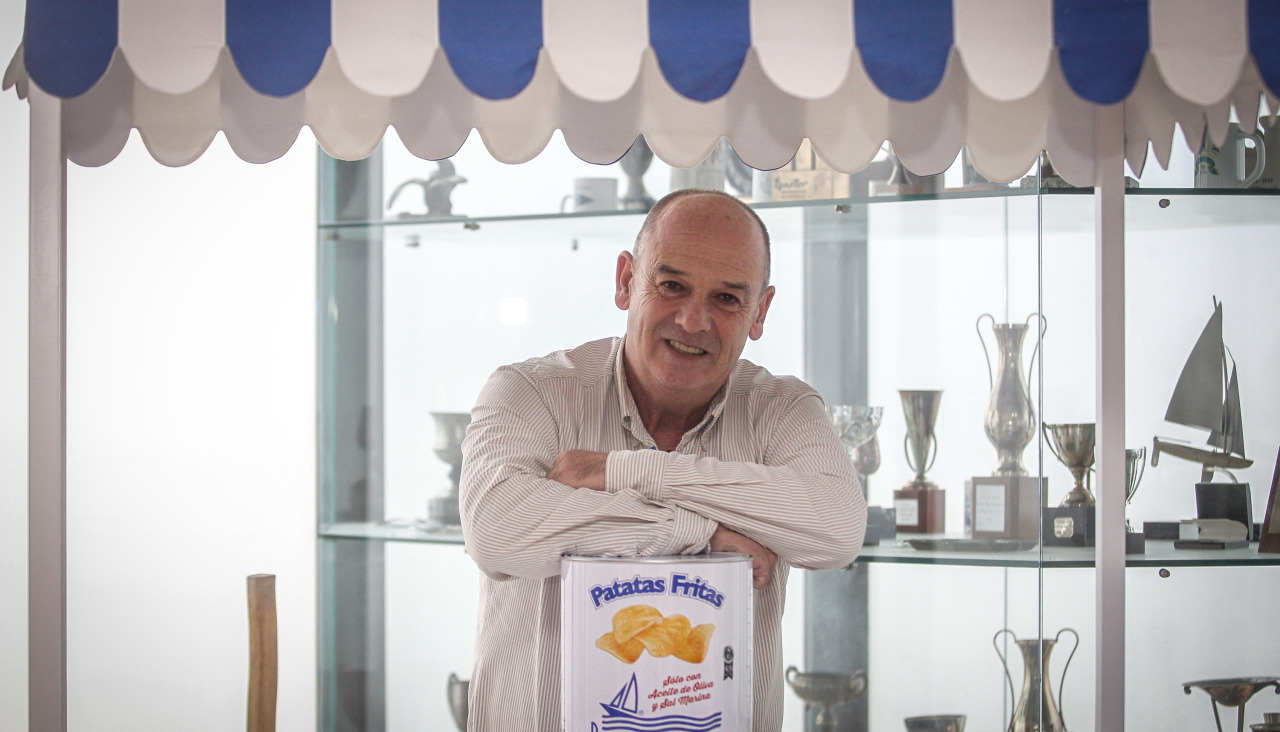 Fernando Bonilla posa en con una lata de patatas fritas de Bonilla a la Vista