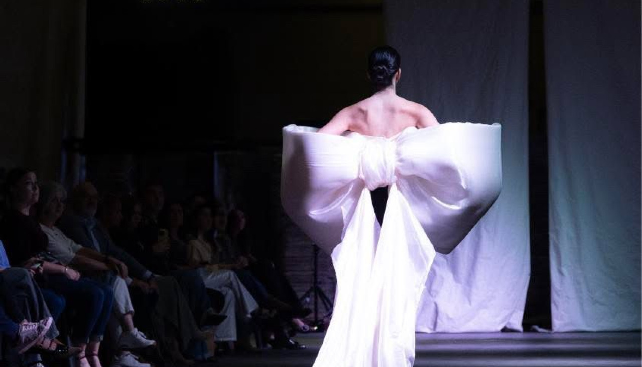 Uno de los looks de Circus, marcado por un gran lazo que refuerza el carácter escénico y narrativo de la colección