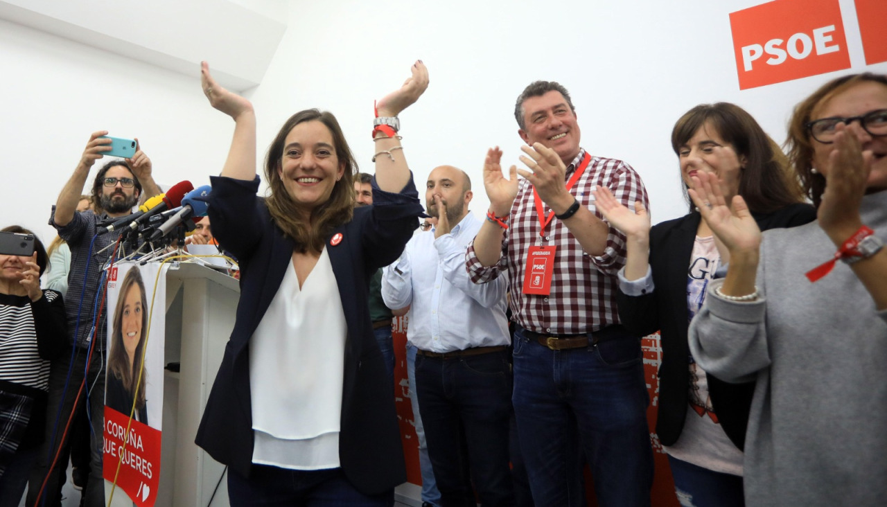 Inés Rey y su equipo (con Acón y Fontán a la derecha) tras las elecciones de 2019