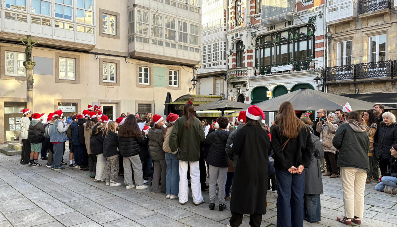 Los niños de Salesianos, cantando villancicos por el centro de A Coruña