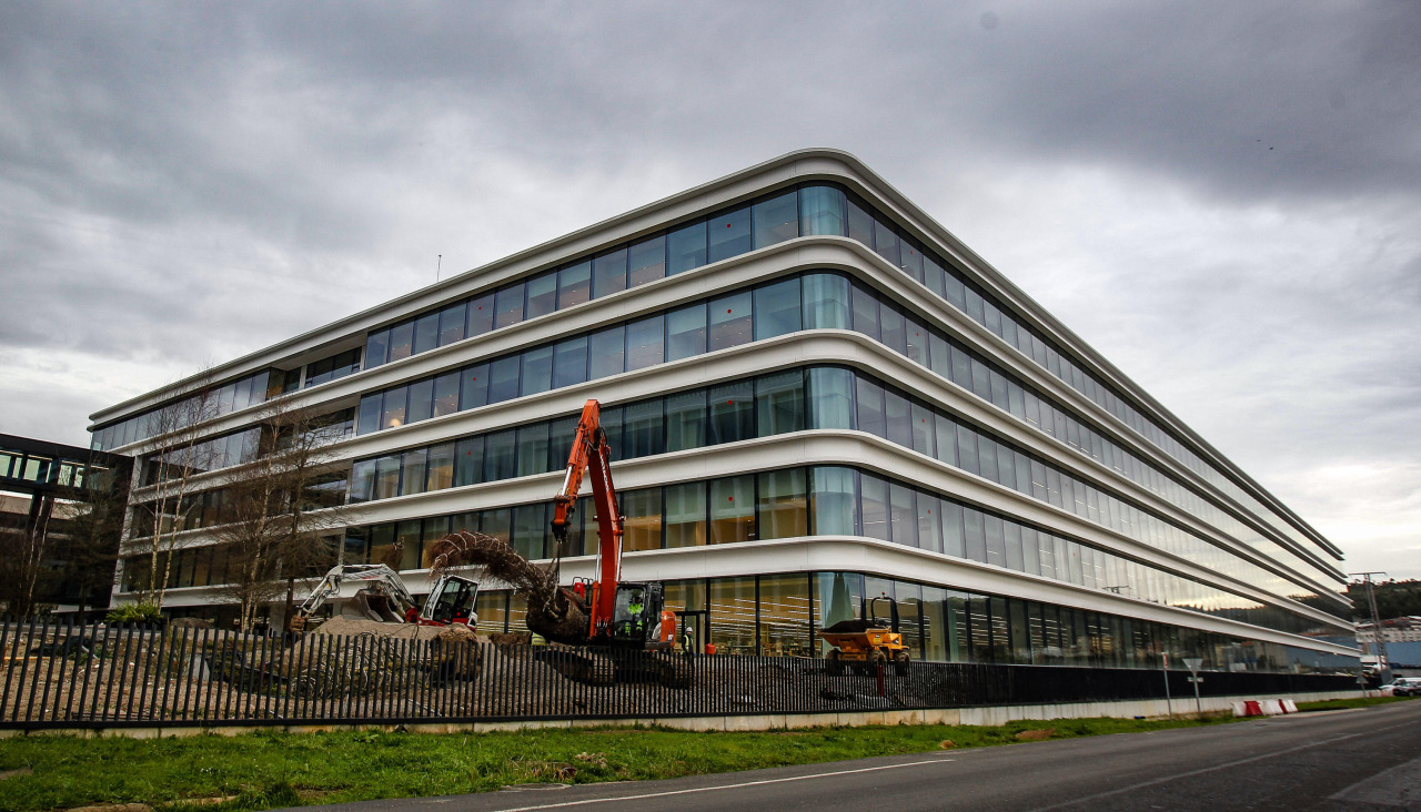 Operarios trabajan en la zona verde del nuevo edificio de Inditex en su sede central