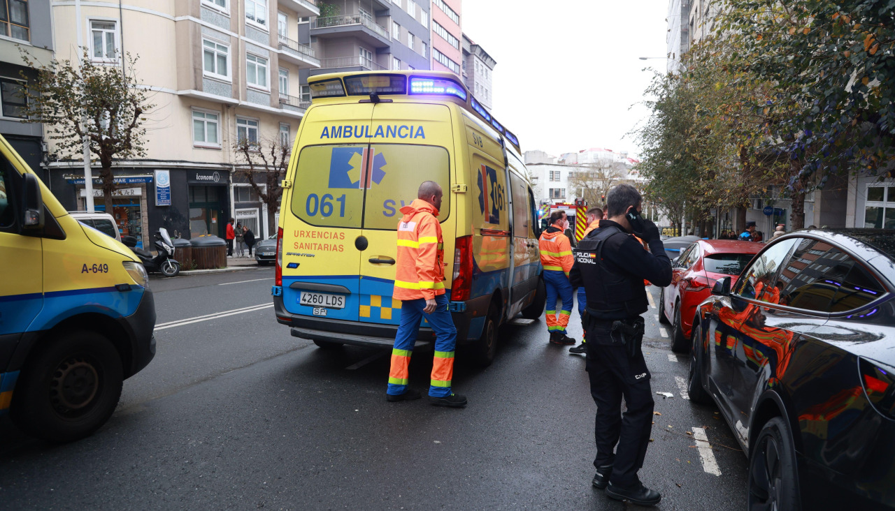 Servicios de emergencia en el lugar del suceso registrado este pasado sábado en paseo de Ronda, en A Coruña